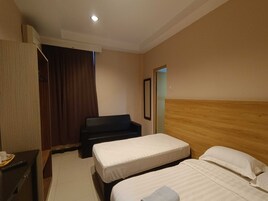 Deluxe Triple Room | Desk, laptop workspace, free WiFi, bed sheets