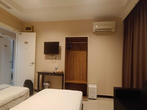 Deluxe Triple Room | Desk, laptop workspace, free WiFi, bed sheets - Hotel O Rainfield Inn (Kota Kinabalu)