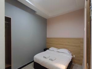 Desk, laptop workspace, free WiFi, bed sheets - Hotel O Rainfield Inn (Kota Kinabalu)