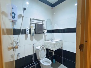 Shower, rainfall showerhead, free toiletries, towels - Hotel O Rainfield Inn (Kota Kinabalu)