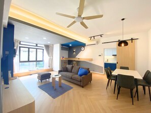 TV - Chic 2-bedroom apartment with WiFi, AC in superb Kuala Lumpur (Kuala Lumpur)