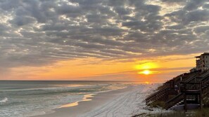 Beach nearby - Private beach access, Gulf Views, on-site golf car (Santa Rosa Beach)