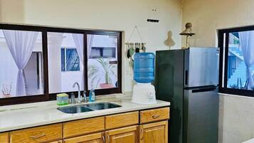 Frigorífic, microones, placa de cuina i cafetera i tetera