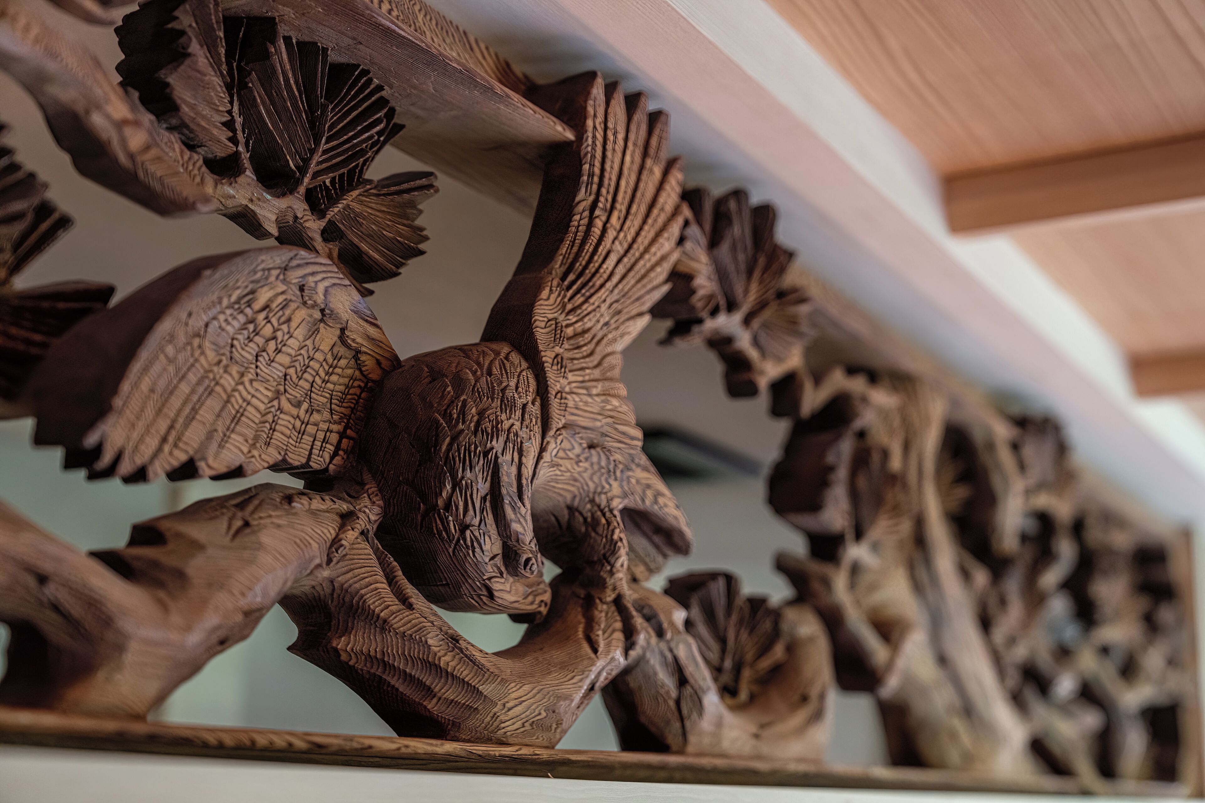 Una serie de esculturas de madera de búhos, talladas con gran detalle.