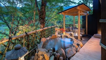 Luxury Double Room | Bathroom | Combined shower/tub, free toiletries, hair dryer, bathrobes