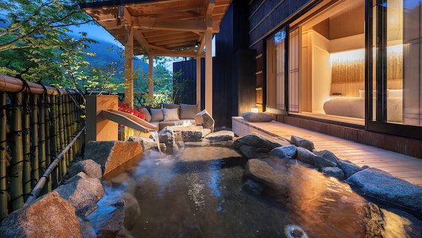 A modern building with a hot spring area, wooden deck, and large windows. - Nazuna Hakone Miyanoshita (Hakone)