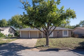 Exterior - 10-Min to DFW,Pool table house near AT&T stadium (Euless)
