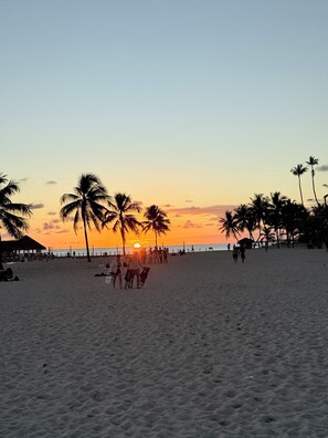 Sun loungers - Ocean Oasis Luxe 1BR condo with private balcony stunning ocean views ๐๐๏ธ (Juan Dolio)