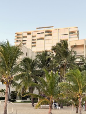 Exterior - Ocean Oasis Luxe 1BR condo with private balcony stunning ocean views ๐๐๏ธ (Juan Dolio)