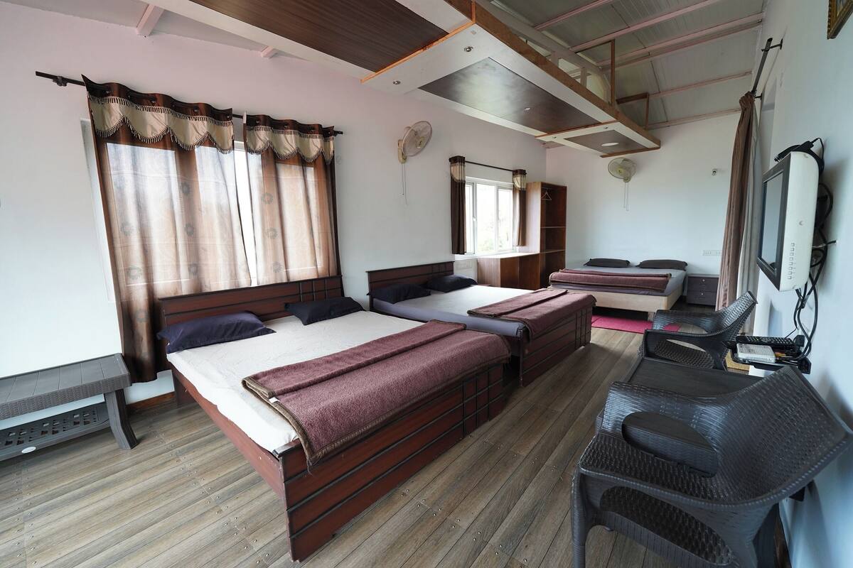 Standard Double Room, Multiple Beds | Desk, WiFi (free), bed sheets