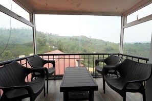 Habitación doble estándar, varias camas | Escritorio, wifi gratis y ropa de cama 