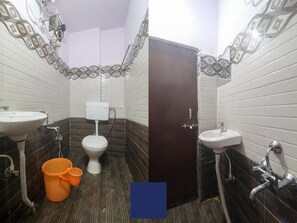 Deluxe Room | Bathroom | Shower, towels - Hotel Galaxy Grand (Hyderabad)