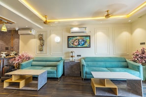 Coin salon dans le hall