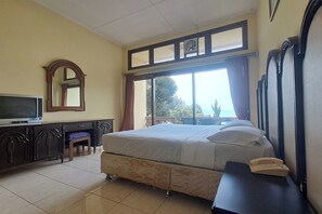 Desk, free WiFi, bed sheets - Hermina Hotel (Parapat)