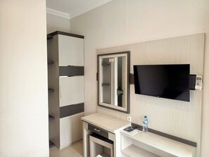 Escritorio, wifi gratis y ropa de cama 