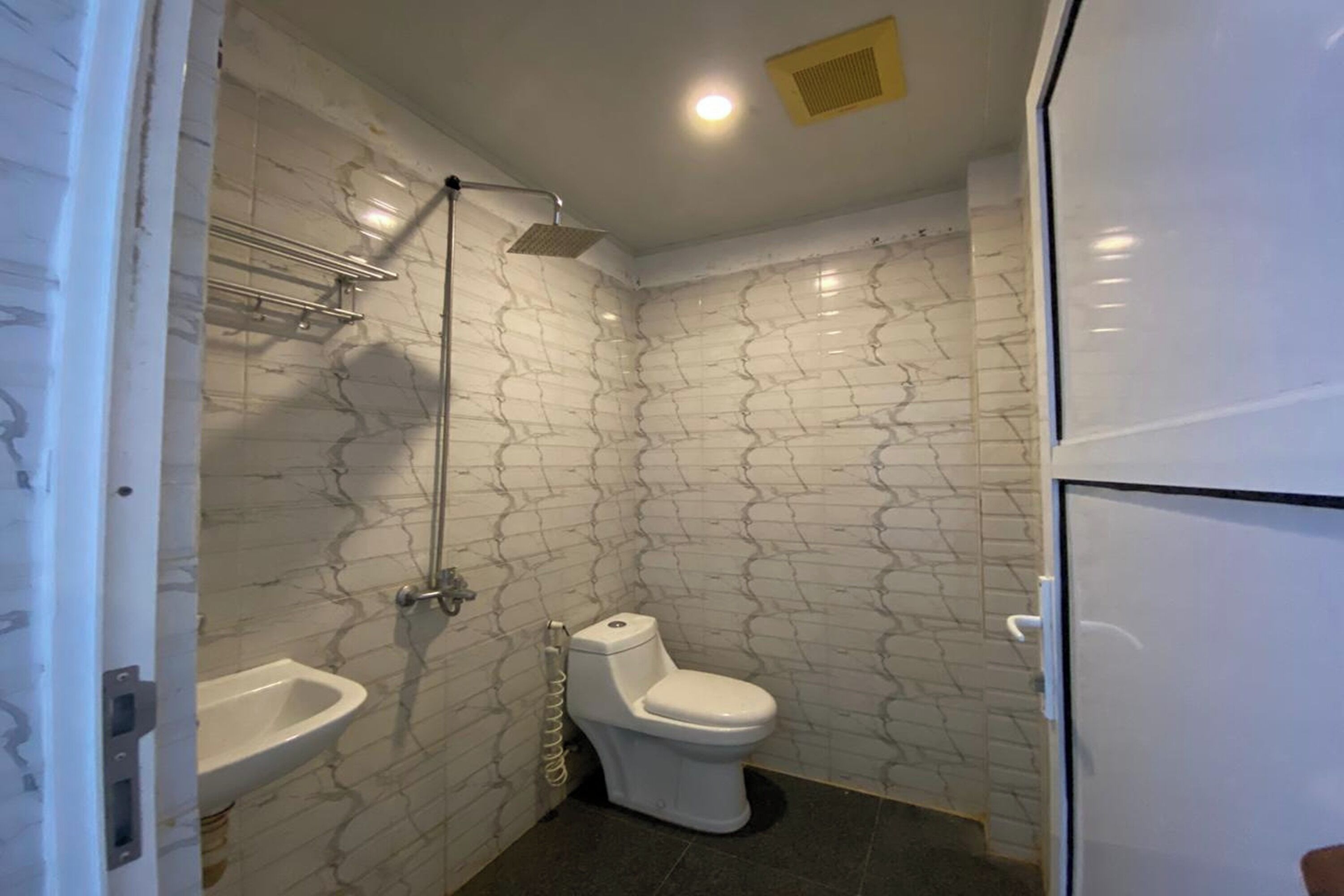 Ein Badezimmer mit Toilette, Bidet und Dusche.