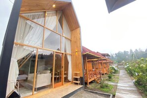 Vista frontal de la propiedad