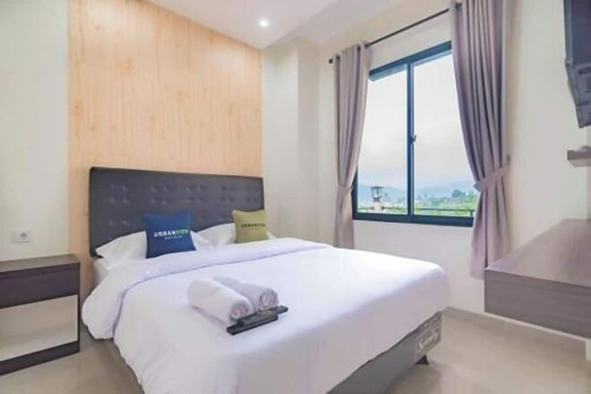 Escritorio, wifi gratis y ropa de cama