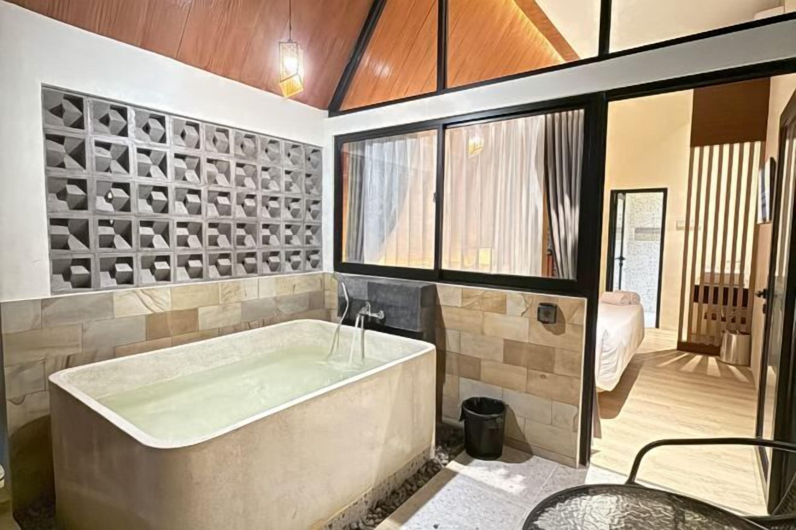 Een bureau, gratis wifi, beddengoed