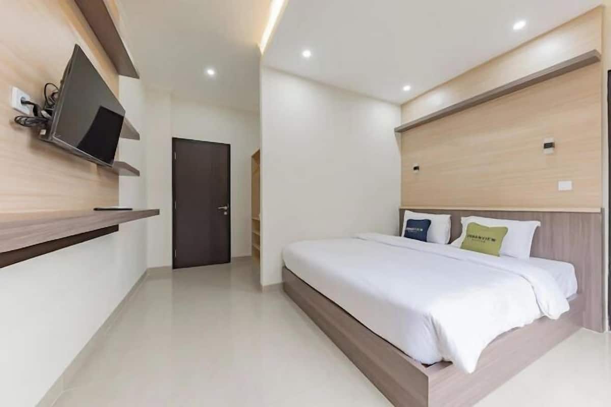 Escritorio, wifi gratis y ropa de cama
