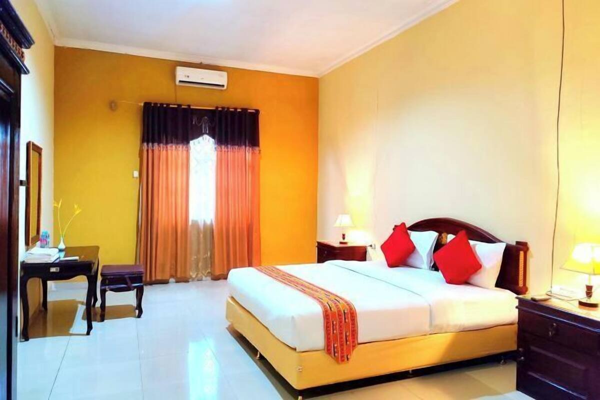 Desk, free WiFi, bed sheets