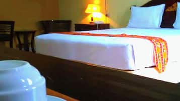 Escritorio, wifi gratis y ropa de cama