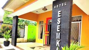 A hotel entrance with a sign reading "HOTEL ESEMKA". - Esemka Hotel and Convention Kotabumi (Kali Balangan)