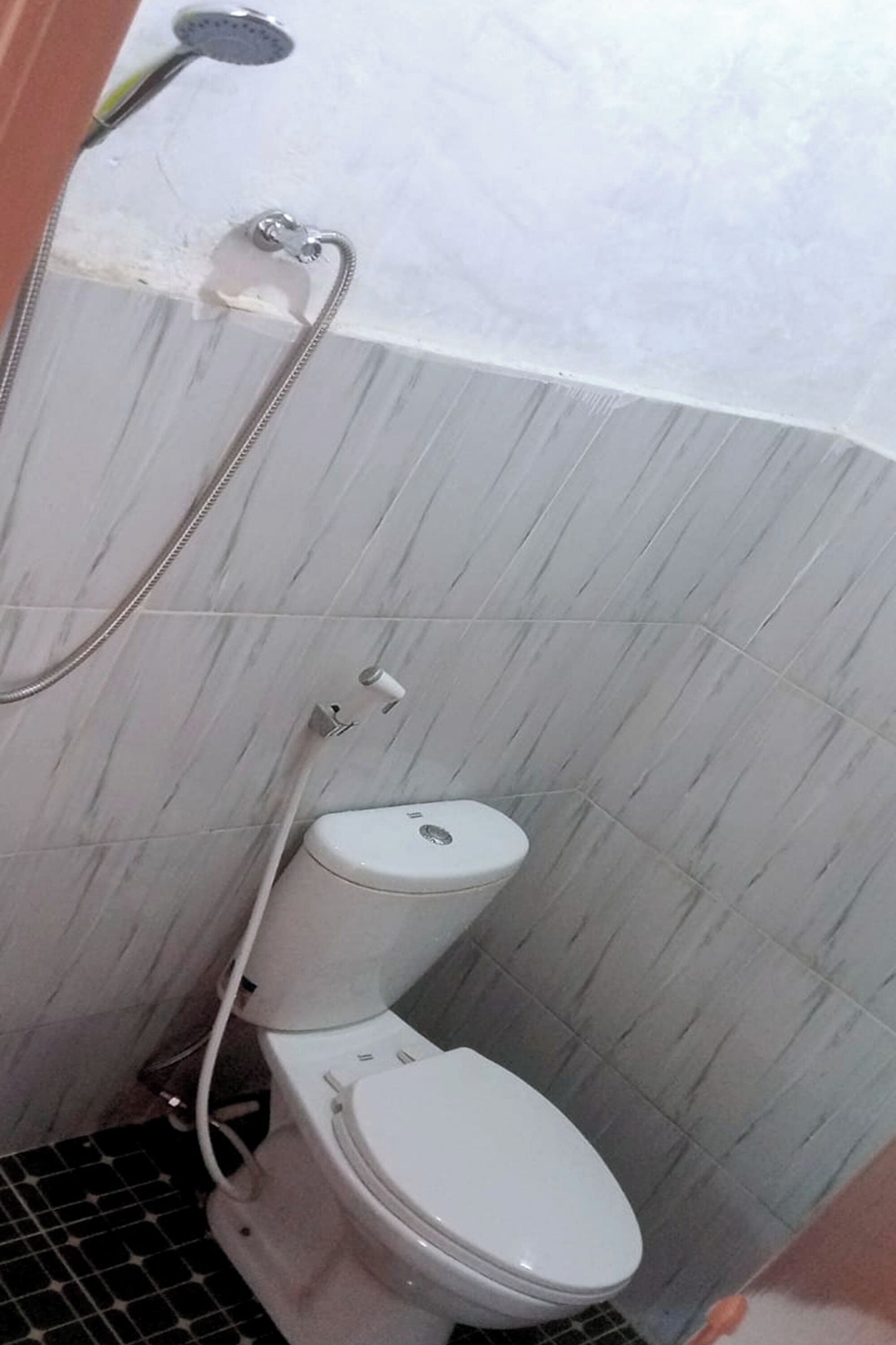 Shower, free toiletries, towels