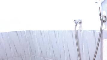 Family Room | Bathroom | Shower, free toiletries, towels