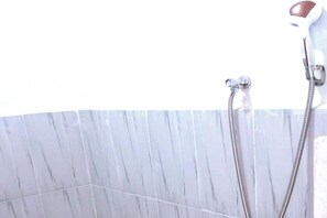 Family Room | Bathroom | Shower, free toiletries, towels