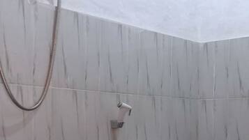 Chambre Familiale | Salle de bain | Douche, articles de toilette gratuits, serviettes fournies