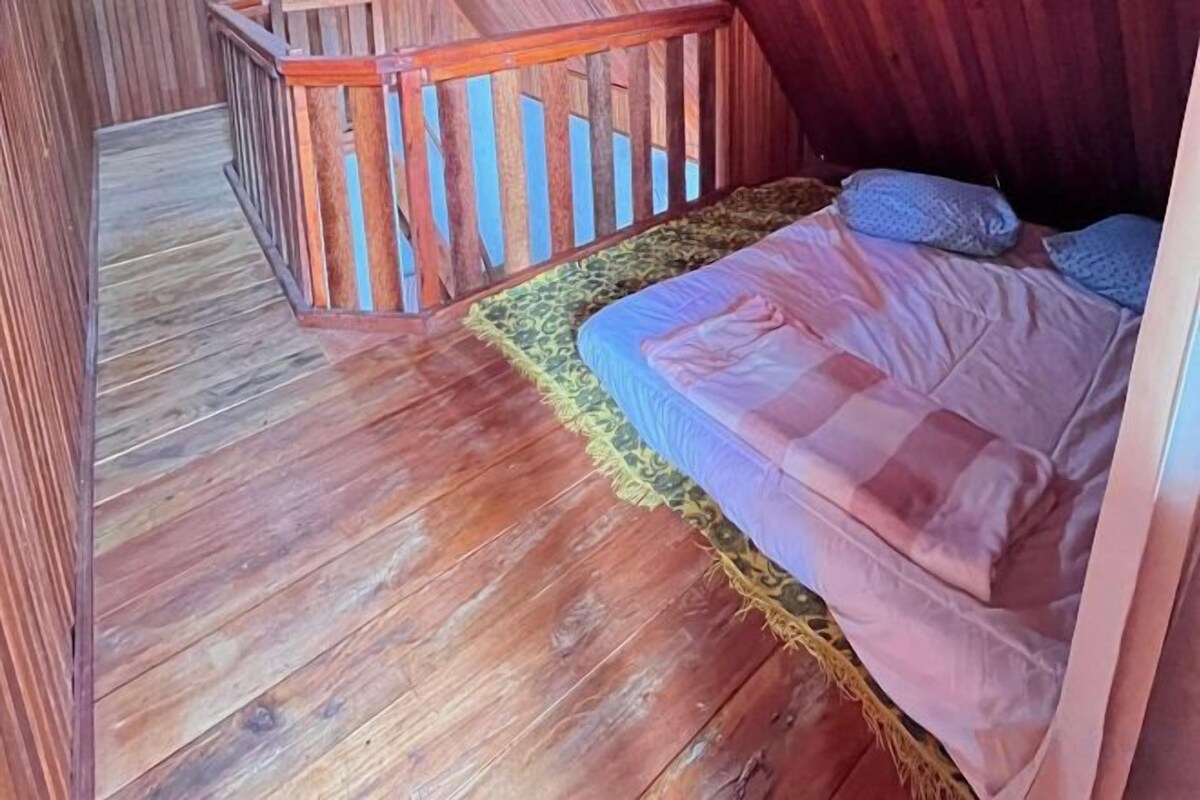 Desk, rollaway beds, free WiFi, bed sheets