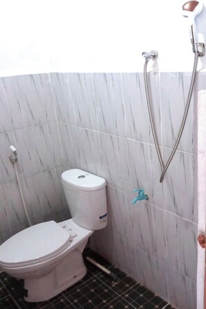 Quarto família | Banheiro | Chuveiro, produtos de toalete grátis, toalhas de banho 
