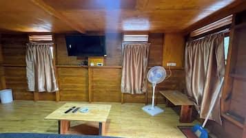 Deluxe Villa | 1 bedroom, iron/ironing board, free WiFi, bed sheets
