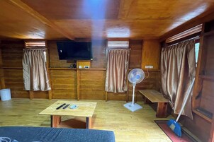 Deluxe Villa | 1 bedroom, iron/ironing board, free WiFi, bed sheets