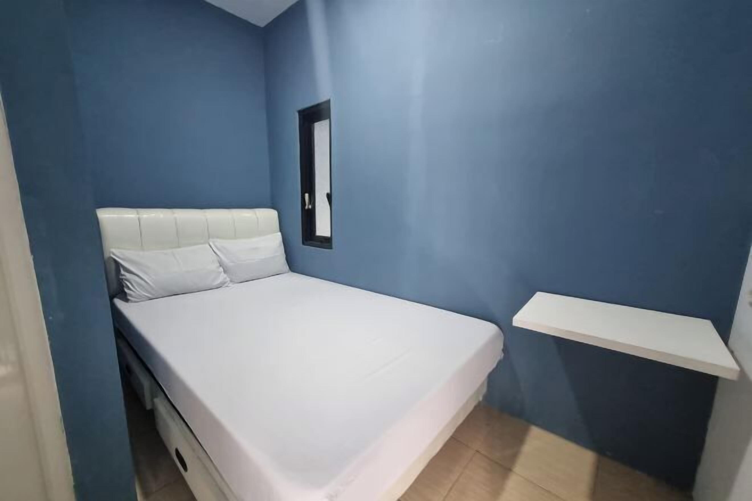 Desk, free WiFi, bed sheets