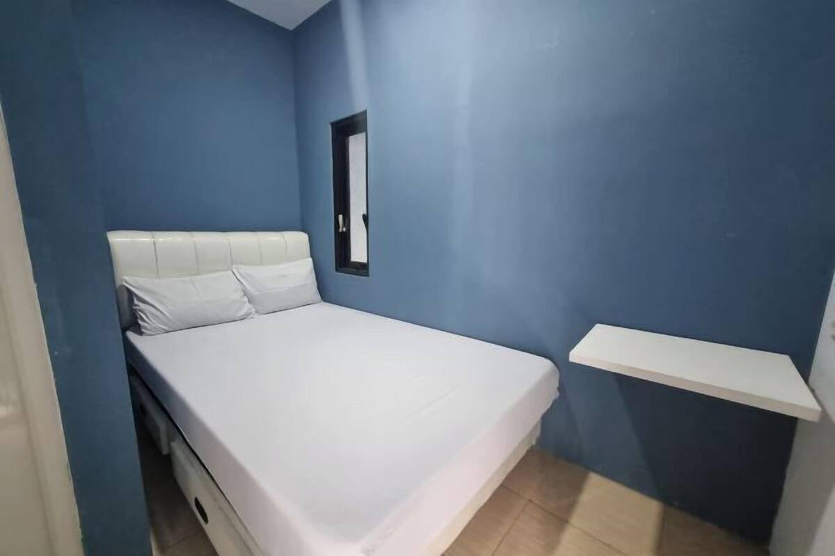 Desk, free WiFi, bed sheets