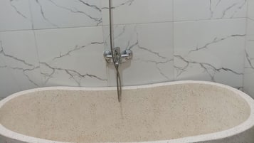 Suite | Bathroom | Separate bathtub and shower, rainfall showerhead, free toiletries