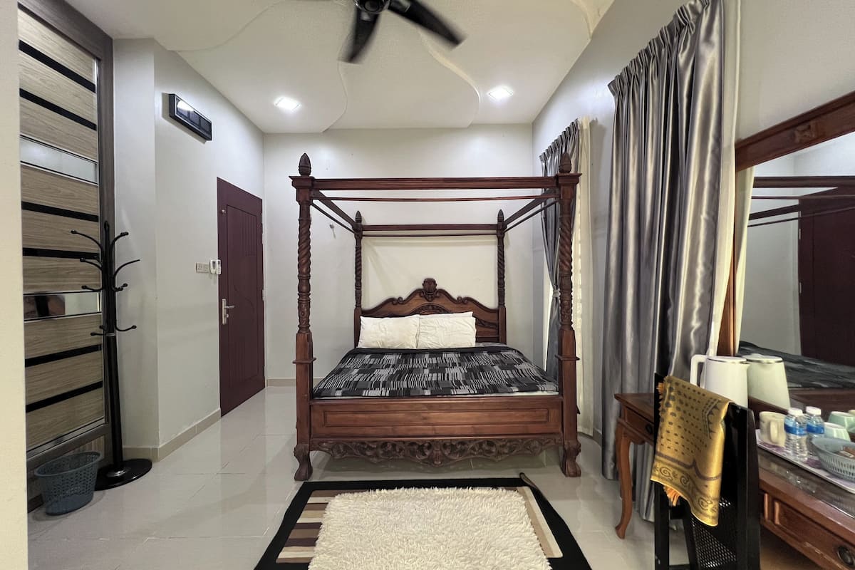 Deluxe Room, 1 King Bed | Desk, iron/ironing board, bed sheets