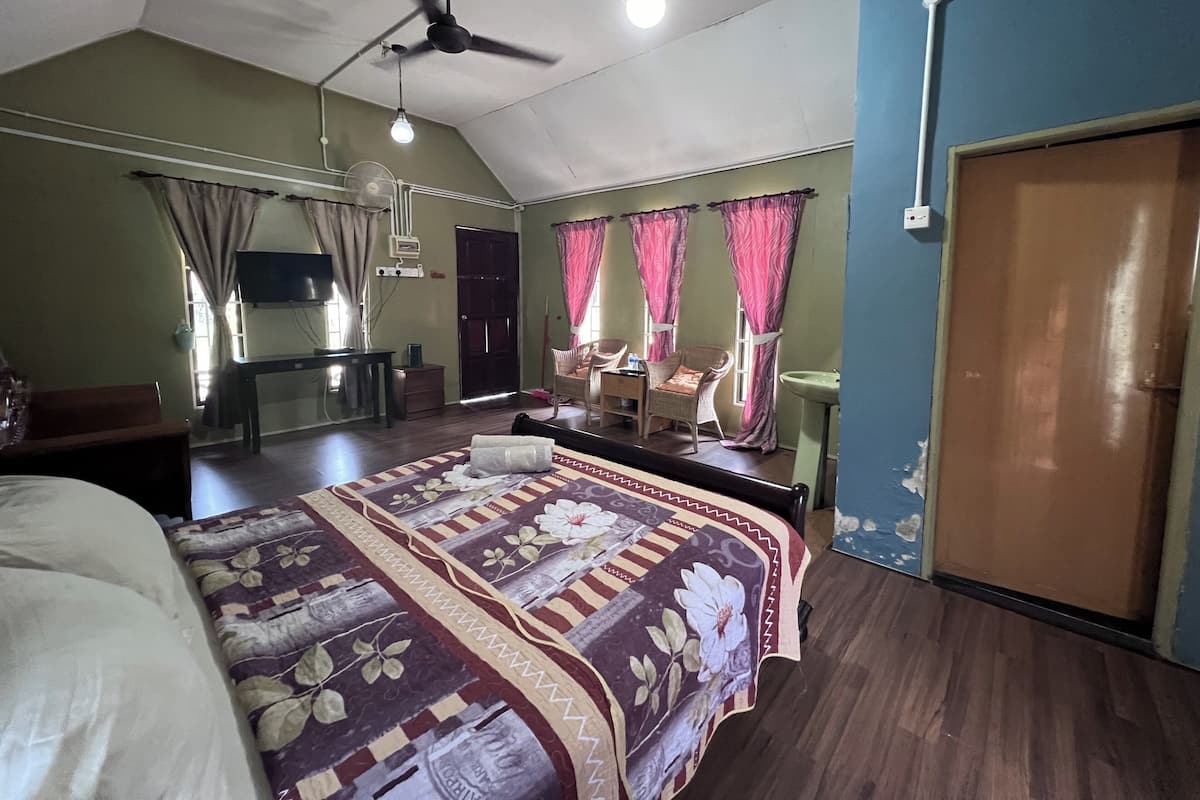 Deluxe Room, 1 Queen Bed | Desk, iron/ironing board, bed sheets