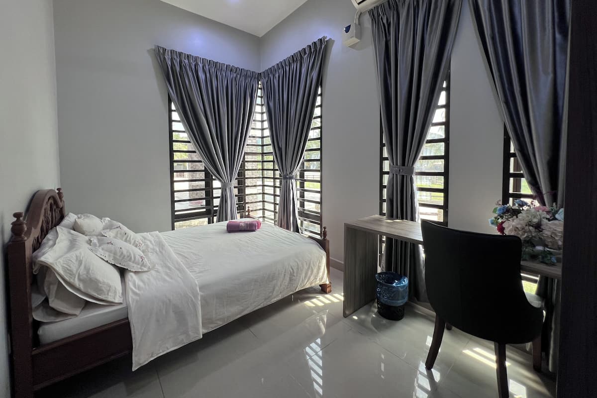 Suite | Desk, iron/ironing board, bed sheets
