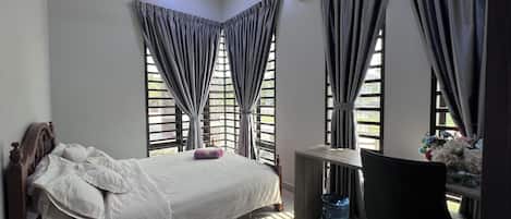 Suite | Desk, iron/ironing board, bed sheets