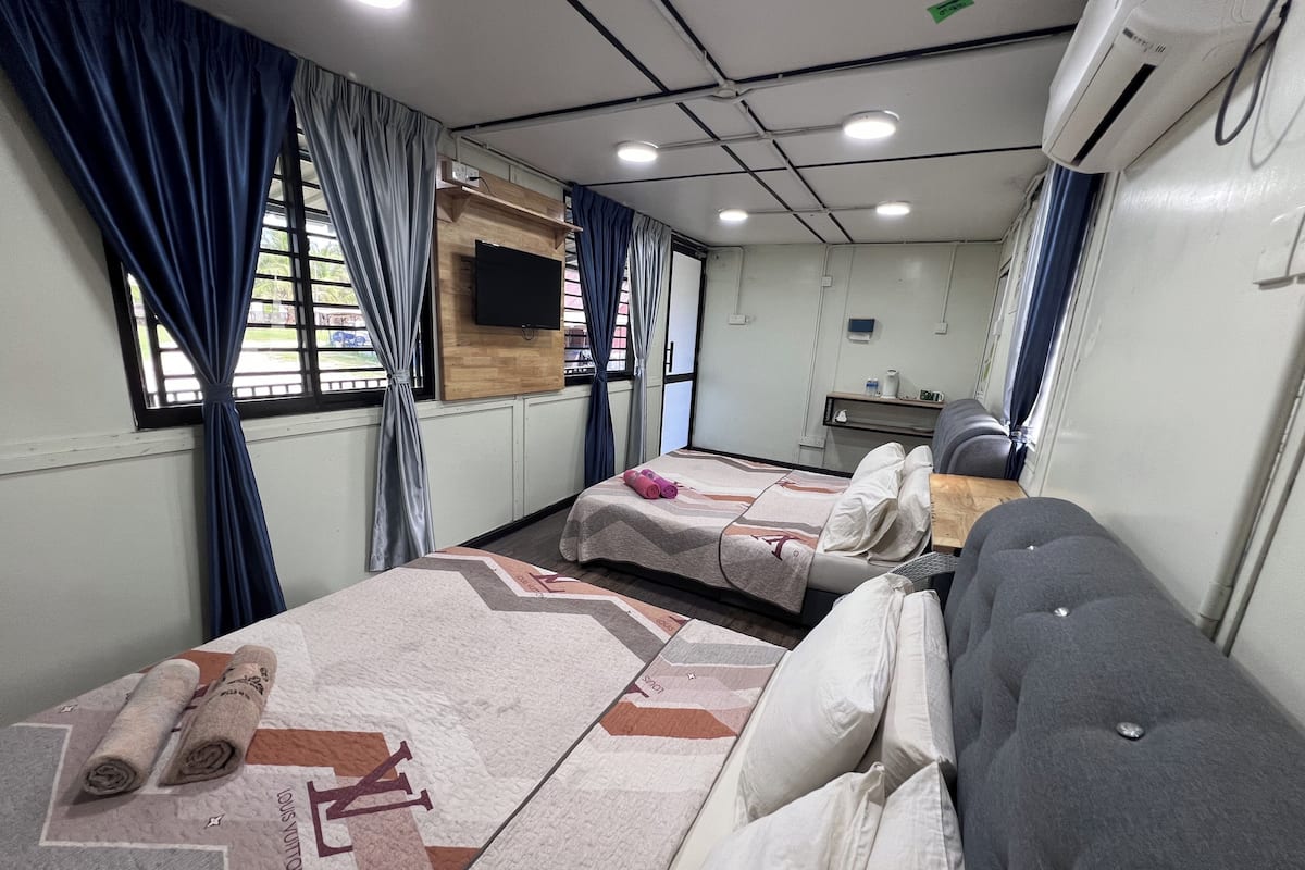 Family Suite | Desk, iron/ironing board, bed sheets
