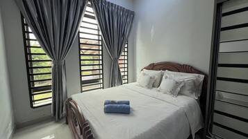 Suite | Desk, iron/ironing board, bed sheets