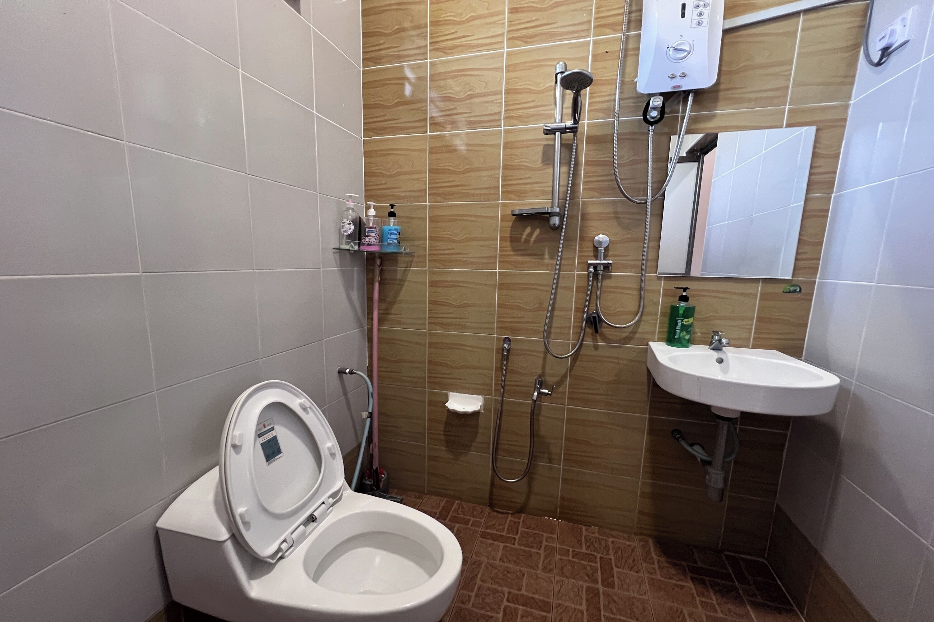 Ein Badezimmer mit Toilette, Waschbecken und Dusche.