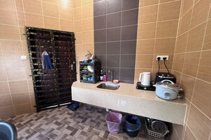 Vila com design assinado | Espaço de cozinha compartilhada | Cafeteira/chaleira, chaleira elétrica
