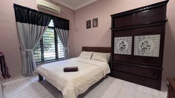 Un dormitorio con cama, mesita de noche, cómoda y ventana con cortinas.