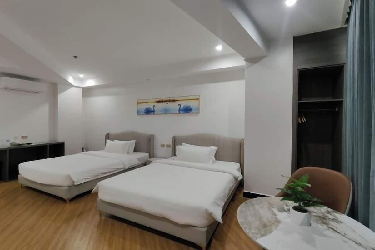 Escritorio, tabla de planchar con plancha, wifi gratis y ropa de cama