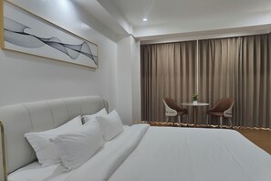Deluxe kamer | Een bureau, een strijkplank/strijkijzer, gratis wifi, beddengoed