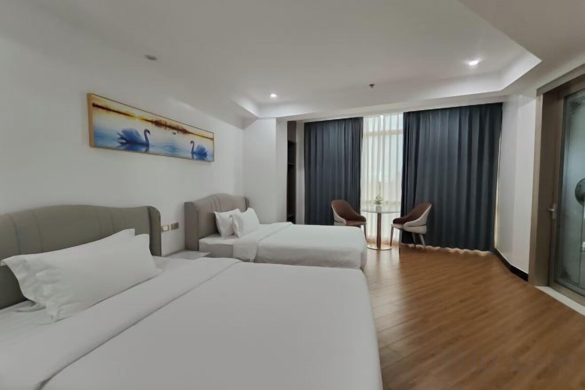 Escritorio, tabla de planchar con plancha, wifi gratis y ropa de cama 